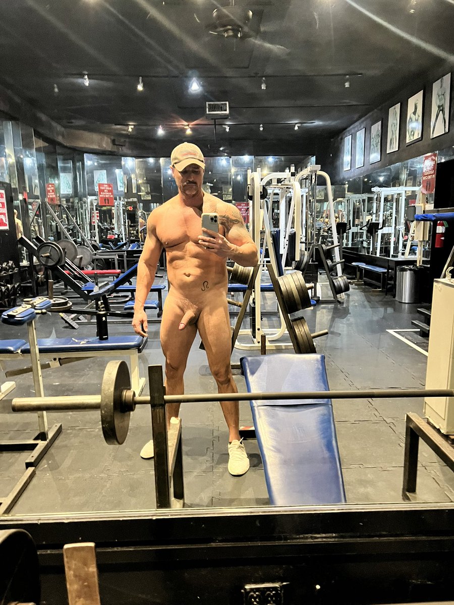 nakedadventure2's tweet photo. Nude back workout today https://t.co/fZvd0bwlWx