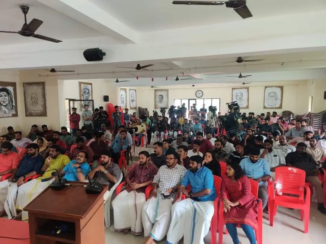 media_factos's tweet image. India The Modi Question displayed in Kerala in different College Campus and Cities by SFI and DYFI.
Well Done ❤️

#ModiDocumentaryRow #IndiaTheModiQuestion #NarendraModi #GujaratRiots2002 #BBCDocumentary #Kerala #sfi #DYFI