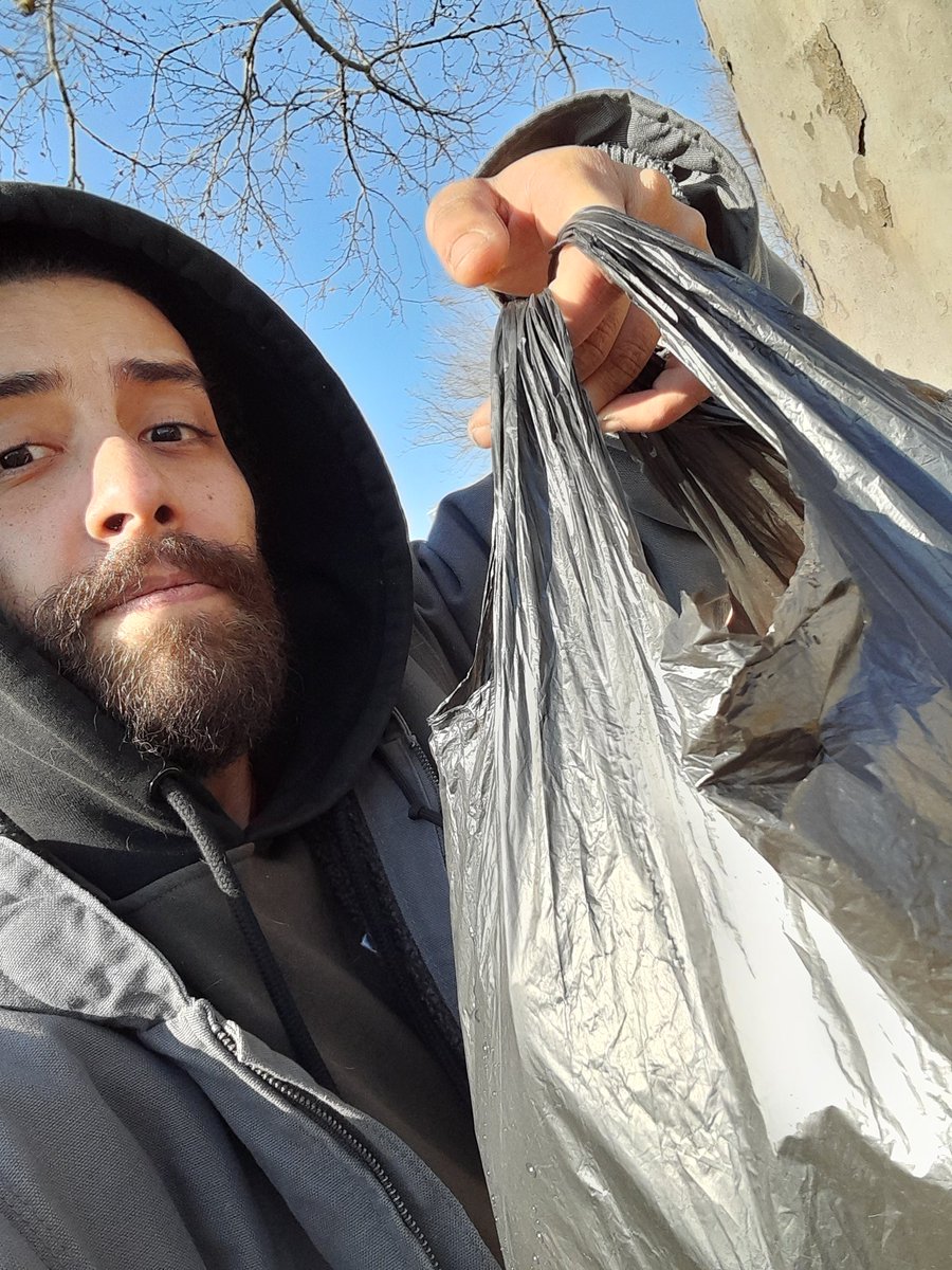 macdaddy_lendy's tweet photo. Cleaning up trash for the Community! @teachemturtles #NewYork #Brooklyn #Cryptocurrency #NFTs #BeachCleanUp #CommunityCleanups https://t.co/HURIg1Gnkc