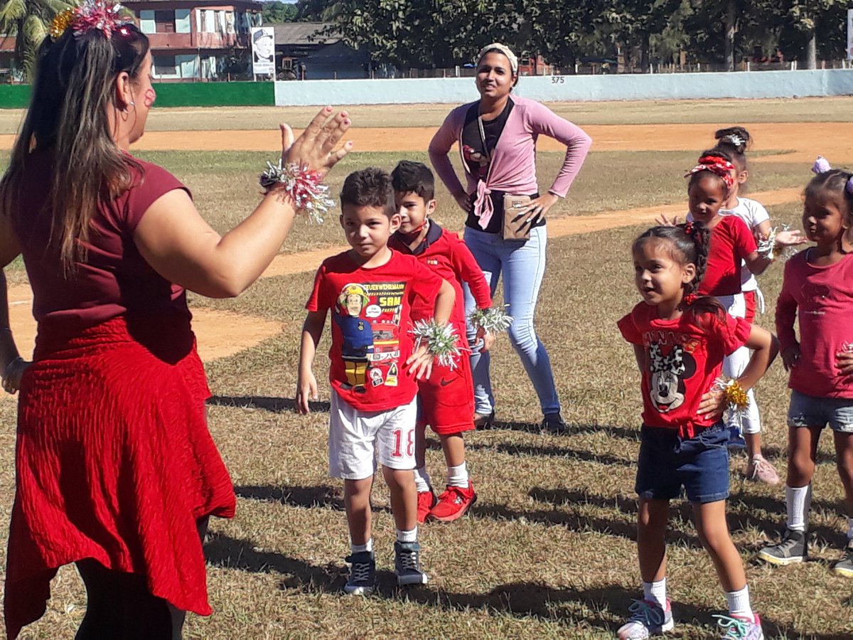 Festival de Composiciones Gimnásticas desarrollado por la Primera Infancia en #EducaciónNiquero, en saludo al 170 aniversario del natalicio de José Martí.  #MartiVive. #SomosCuba, #EducaciónGranma. <a href="/TeresaTrinchet/">Teresa Luisa Pérez Trinchet</a>, <a href="/dpegranma/">Dirección General de Educación, Granma, Cuba</a>, <a href="/CapoNapoles/">Yanaisi Capó Nápoles</a>.