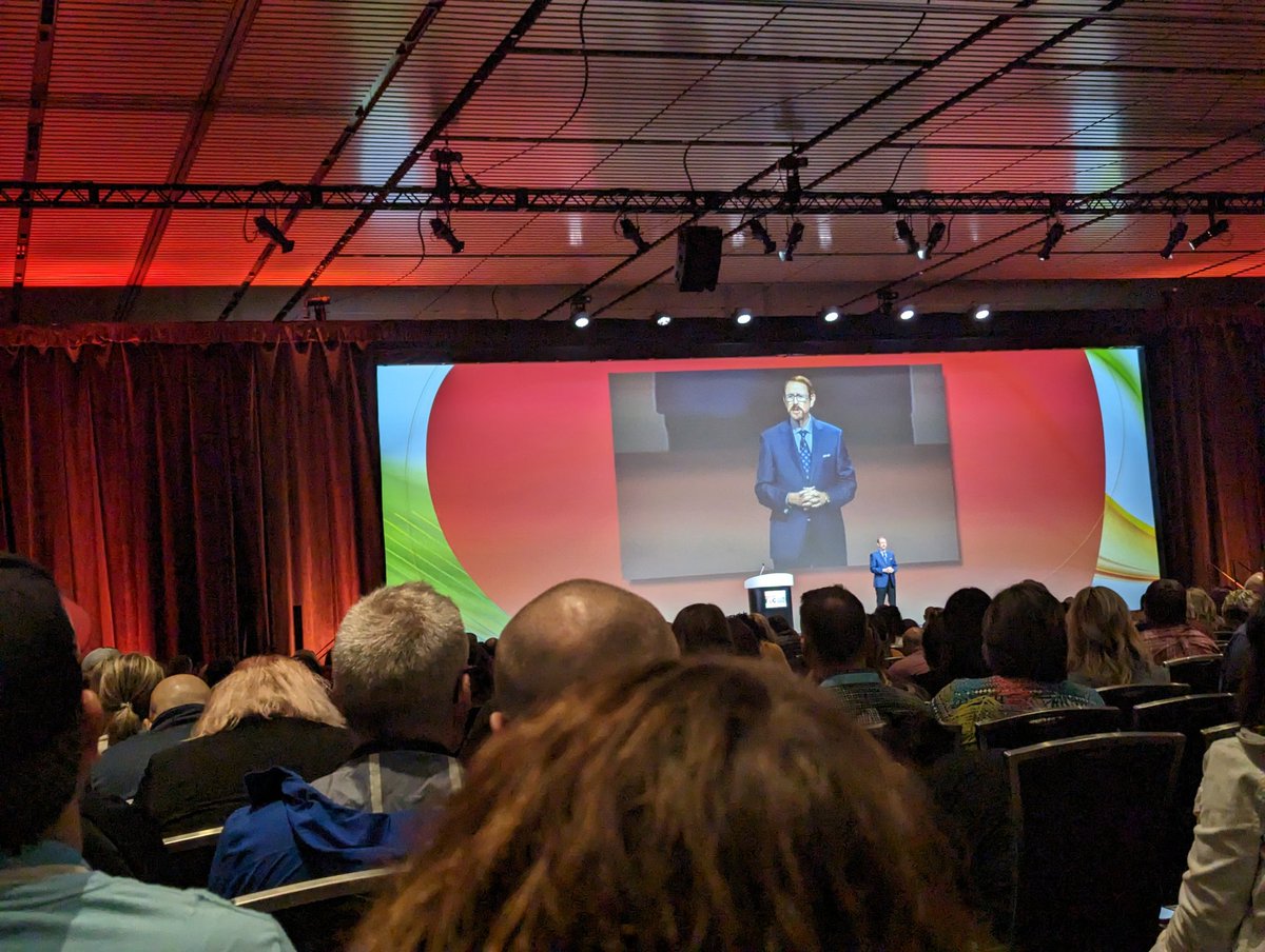 Loving everything I'm learning <a href="/fetc/">FETC</a> keynote with <a href="/DanielBurrus/">Daniel Burrus</a>