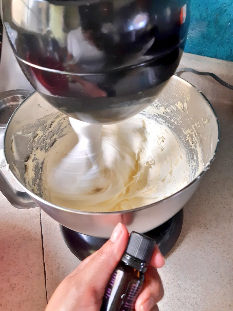 Santa_Pastelera's tweet photo. Haciendo pruebas de buttercream con lavanda... esto sabe tan delicioso 😋 🤤 
#LosHacemosConAmor ❤😇❤
#buttercream #lavanda
#cupacake https://t.co/31alir7biG