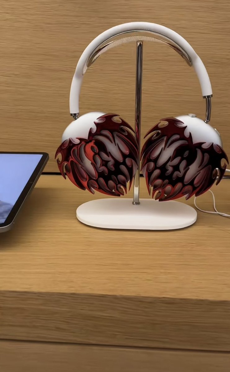 apricotbums's tweet photo. i know the airpods max sucks ass and i promised to never buy them but the attachments people are making for them be convincing me otherwiseee https://t.co/06F2QvP55U