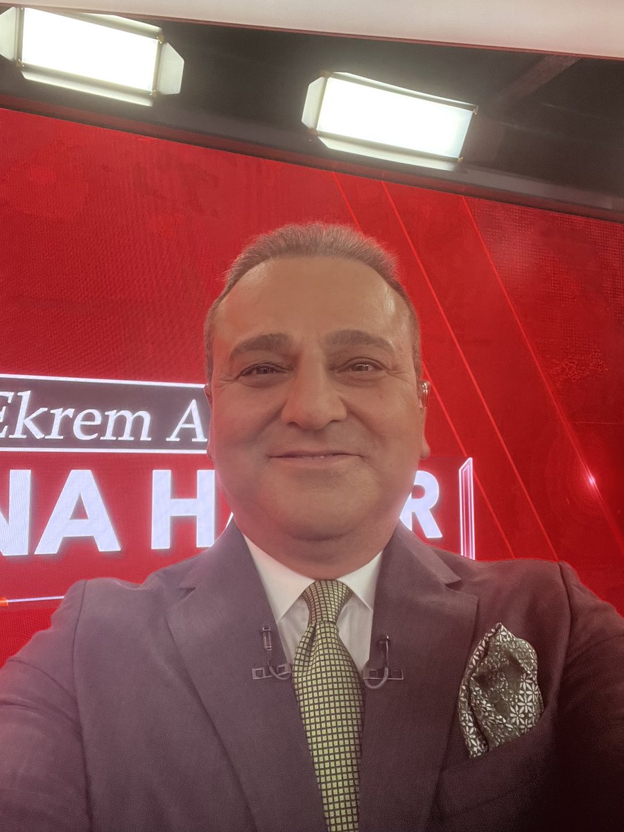 Stüdyodayım dostlarım🙋🏻‍♂️

Cumhurbaşkanı Erdoğan konuşmasını bitirince
hemen jenerik döneceğiz.

Her şey hazır,
önemli bir bülten olacak‼️

#zorlanıyorum dediğiniz ne varsa bekliyorum Twitter’dan mesajlarınızı…