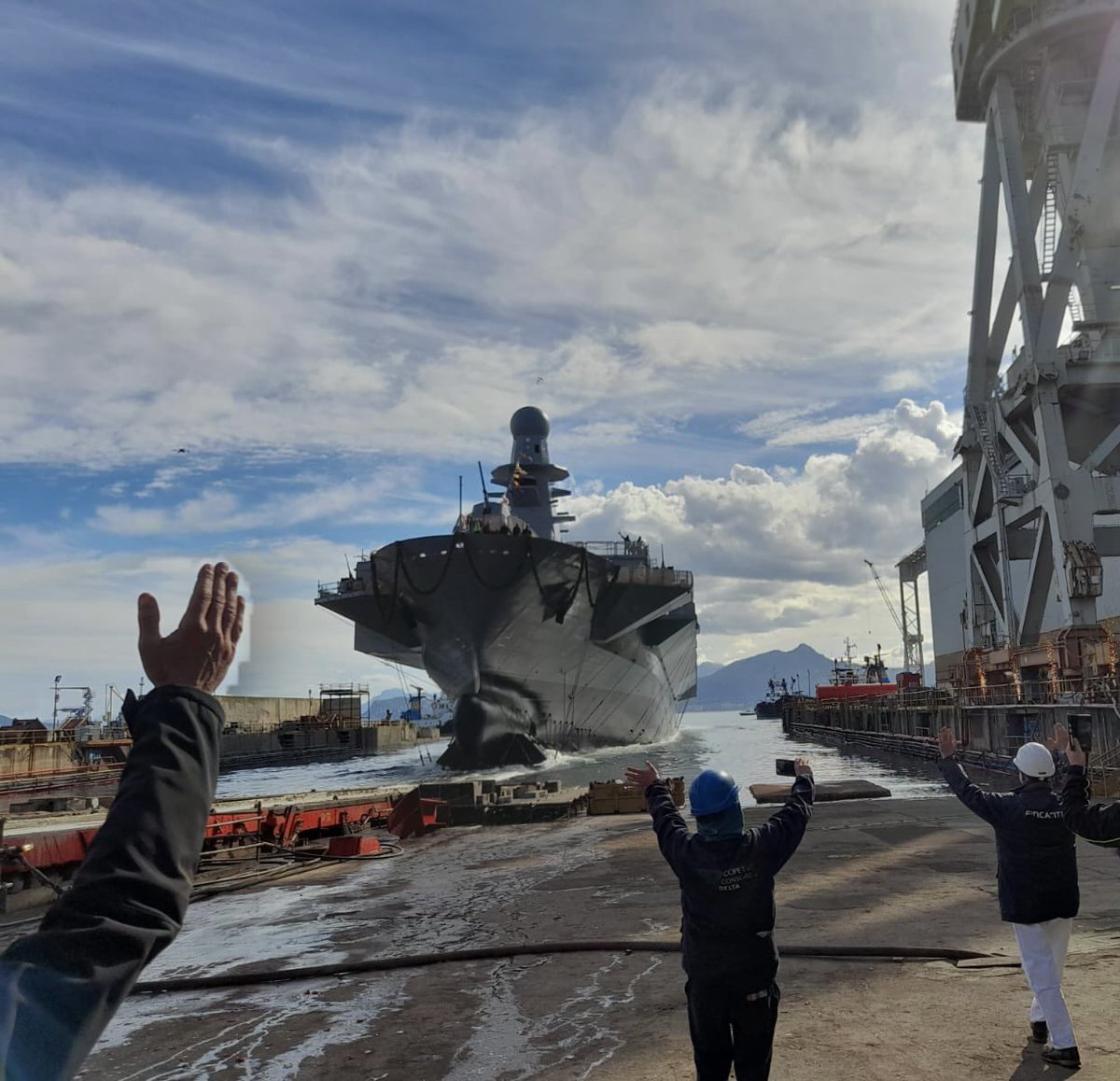 Le mani verso il cielo, la gioia del varo. Spettacolo.
Unità anfibia LPD Al Fulk, costruita da <a href="/Fincantieri/">Fincantieri</a> #Palermo per il ministero della Difesa del #Qatar