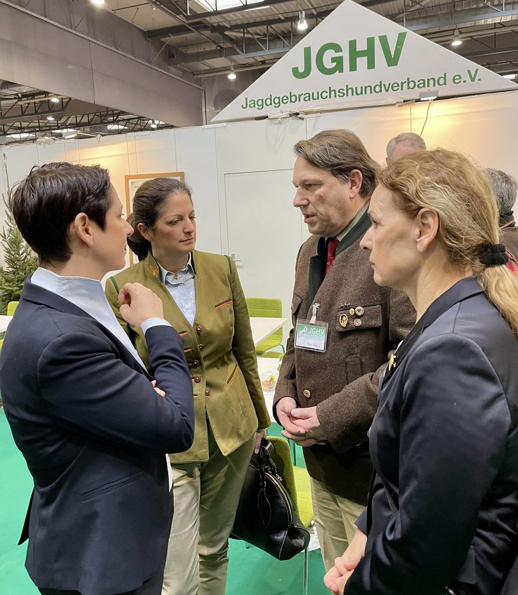 Landwirtschafts- &amp; Forstministerin Gorißen besucht Europas größte Jagdmesse #jagdundhund in Dortmund. In #NRW leben knapp 100.000 Menschen mit Jagdschein - bundesweite Spitze! Jägerinnen &amp; Jäger leisten wichtige Dienste für den Artenschutz und bei der Prävention von Tierseuchen.