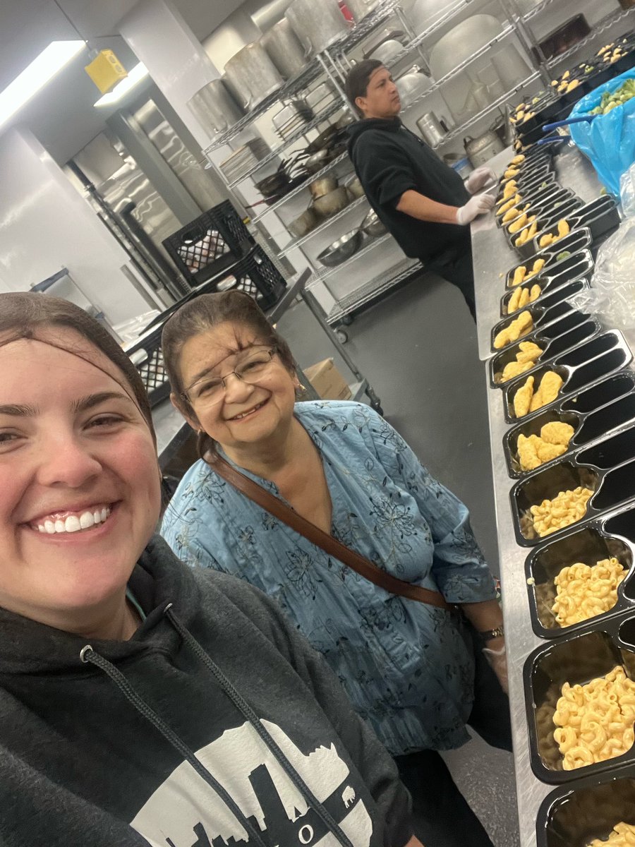 carr_deannaups's tweet photo. Packed many meals this morning at the Children’s Kitchen in San Antonio @safoodbank ❤️ #UPS #WIO #SAFoodBank @RedRiverWomen https://t.co/O0ludx555A