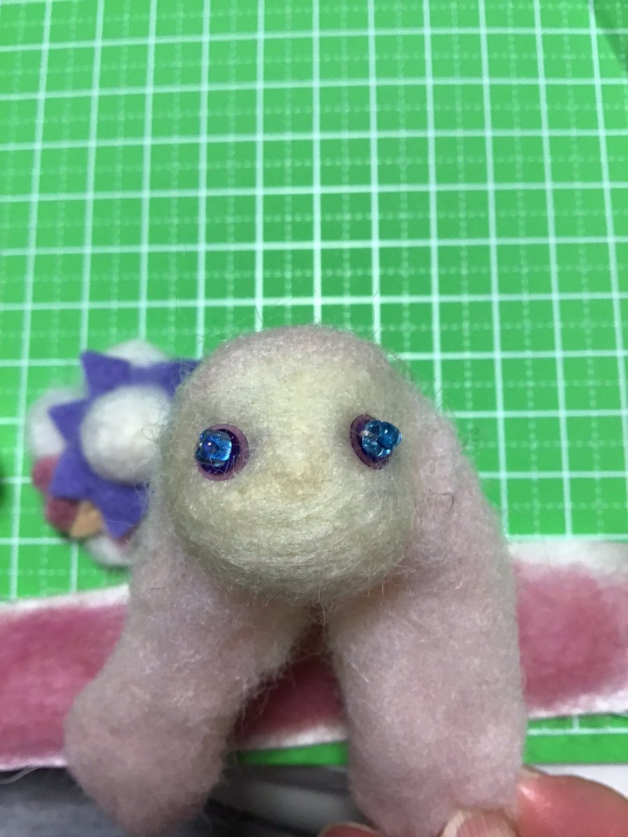 「今日の #羊毛フェルト 進捗ベーコン…ハートなど、上半身の装飾顔に髪の芯つけ目 」|河内実加🌕のイラスト