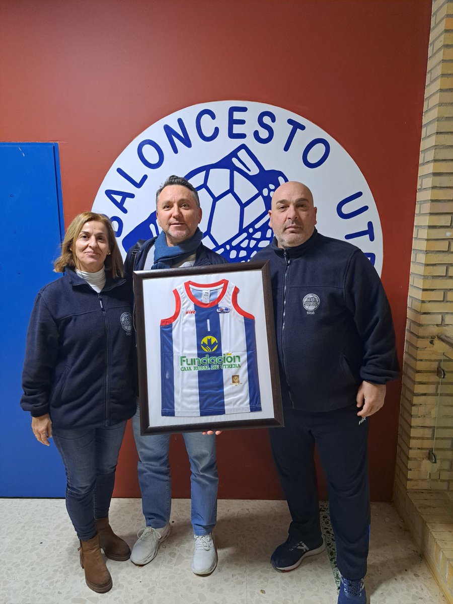 CBUtrera's tweet photo. Entrega de la camiseta conmemorativa a nuestro patrocinador FUNDACIÓN CAJA RURAL. 
¡Gracias por seguir una temporada más con nosotros!

#SomosCBU ⚪️🔵 https://t.co/BOuzPyVU0B