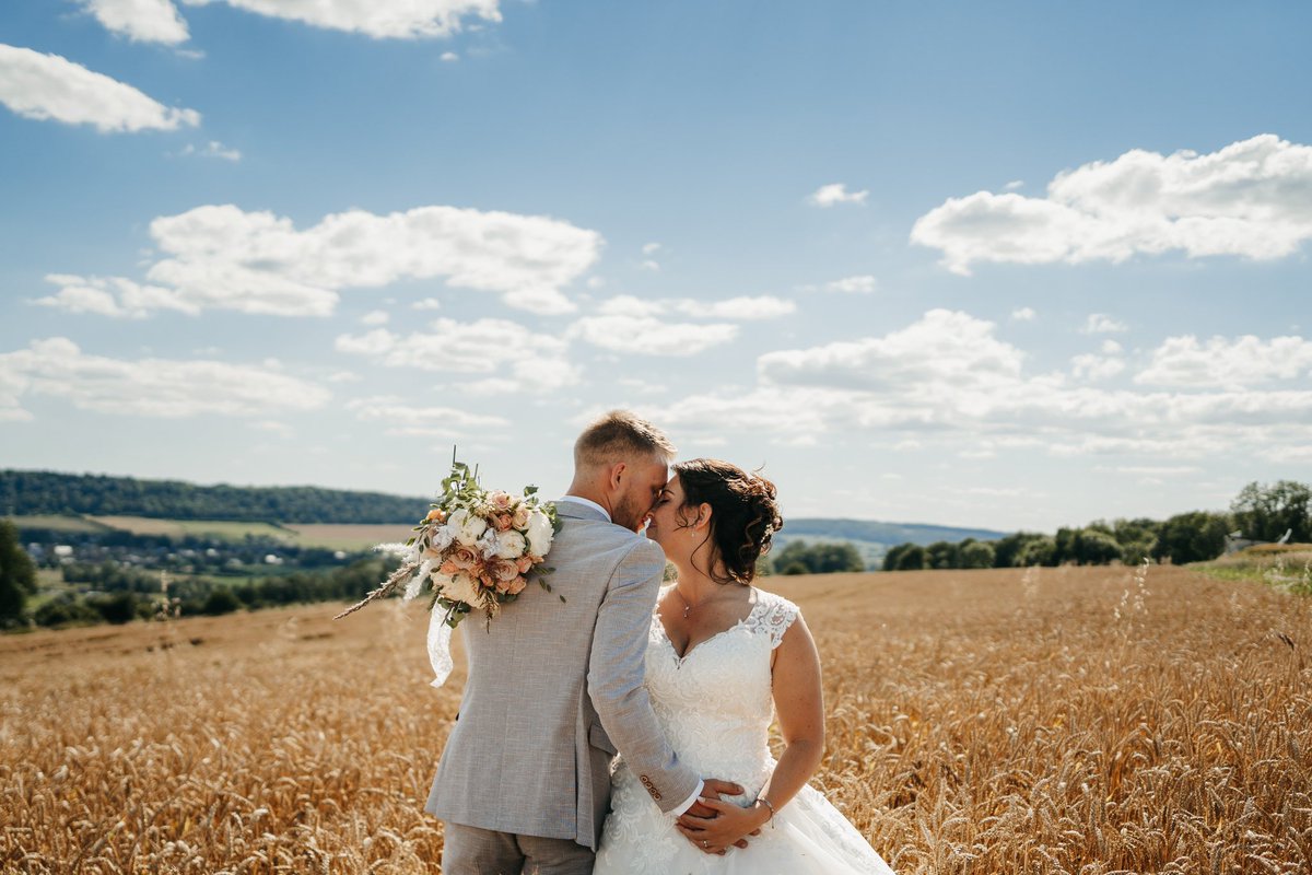 _LauraVergne's tweet photo. Hey Twitter 👋🏼
Je suis photographe de mariage, dans les Ardennes, en France, Belgique et au Luxembourg ! 
Découvrez mon travail : https://t.co/hYWLkHQlEW https://t.co/d8AqBE8Lll