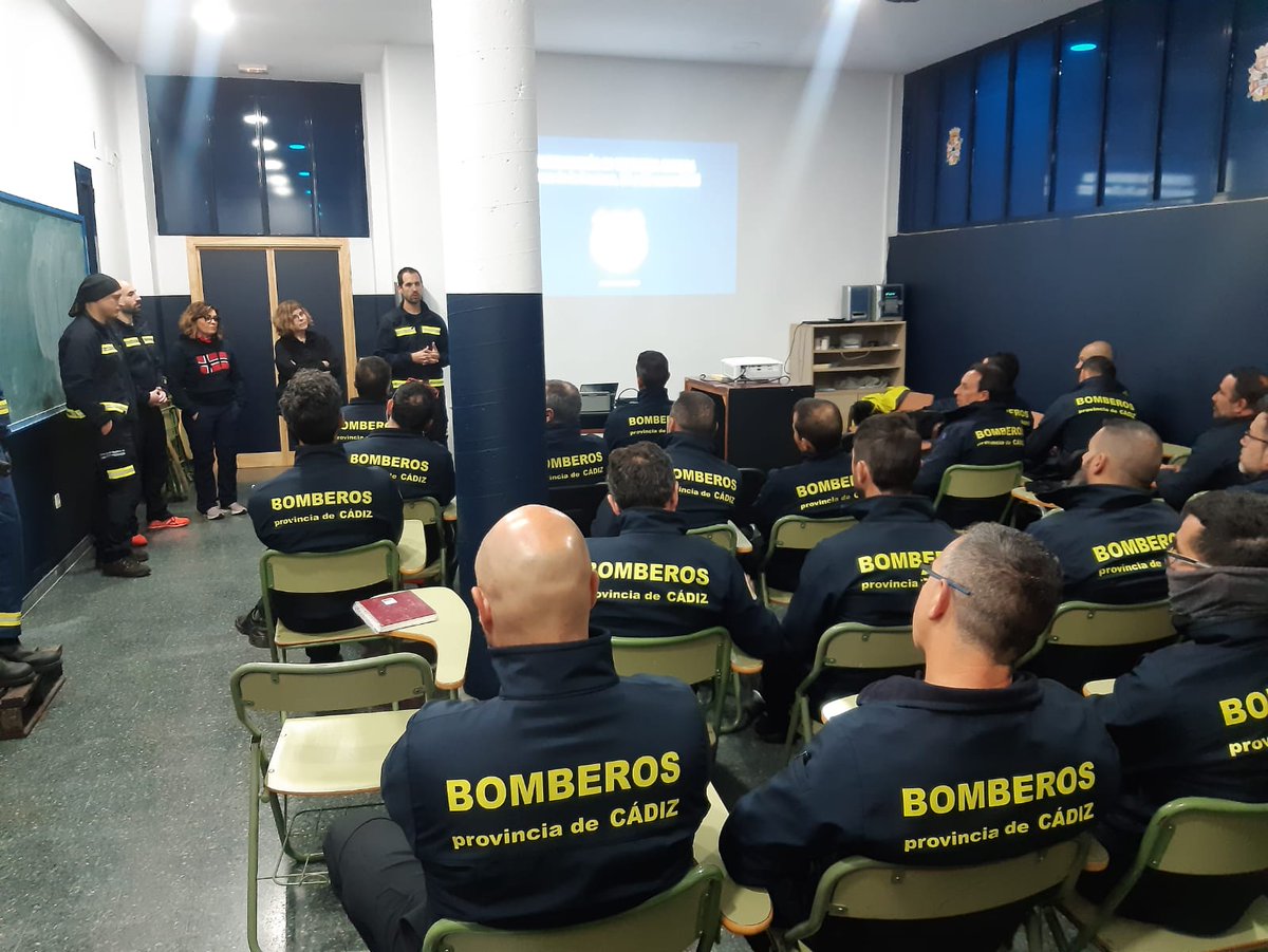 BomberosCbpc's tweet photo. 🔵📚LOS BOMBEROS RECIBEN #FORMACIÓN PARA UNA POSIBLE ACTUACIÓN CON #TENTATIVADESUICIDIO. ES EL #PRIMERCURSO DE ESTAS CARACTERÍSTICAS QUE IMPARTE EN #ANDALUCÍA.
Con una duración de 16 horas lectivas, en él participan 30 profesionales del Consorcio en la provincia. https://t.co/azKTCJIb0j