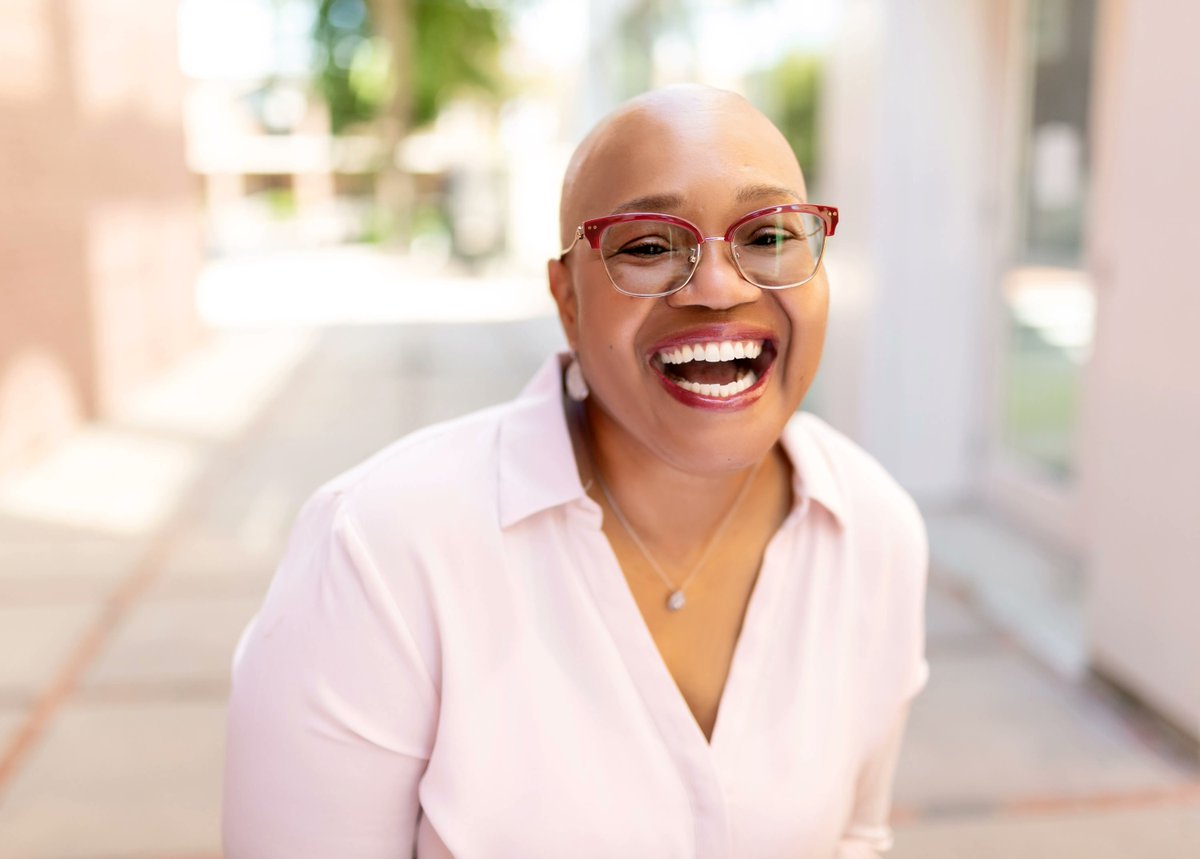 liaabneyllc's tweet photo. Today is National Compliment Day! This is a day to say something kind to someone and to Yourself. Allow your words to put a smile 😁 on someone's face today.

#KeepItMoving #youarebrilliant #nationalcomplimentday https://t.co/NszhtdW0xf