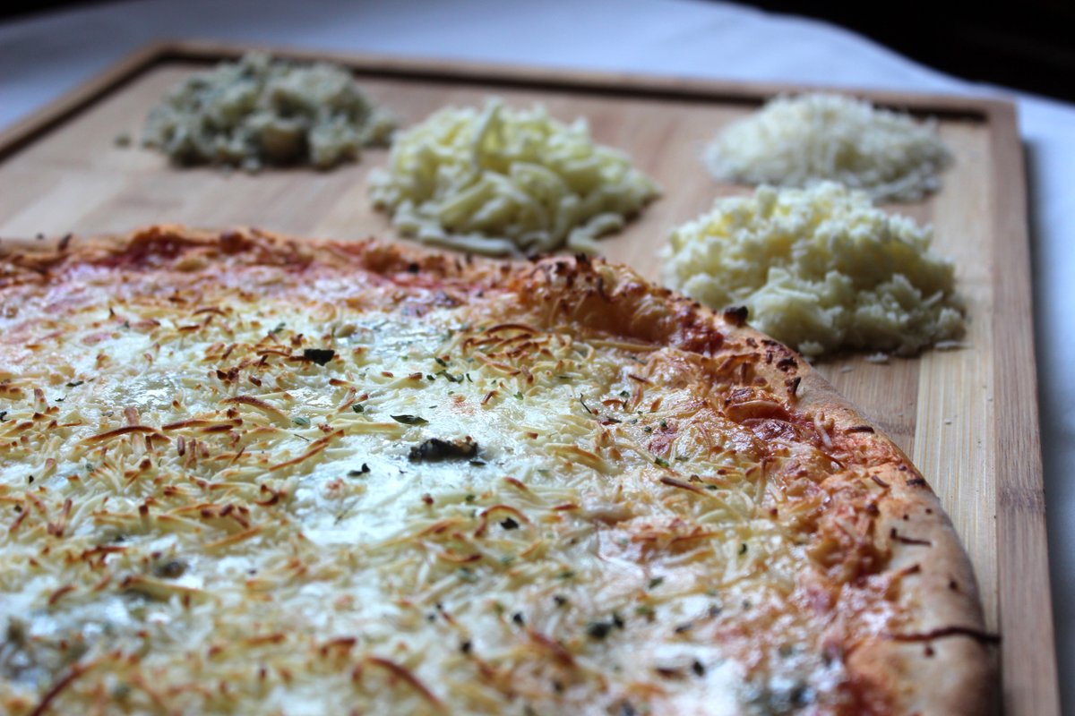 lapiazzaEs's tweet photo. "Amantes del 🧀🧀🧀🧀
Aquí tenéis vuestra Pizza... La deliciosa cuatro quesos...
Con salsa de tomate y una cremosa mezcla de quesos con una deliciosa capa gratinada (incluye queso azul).

🍕 https://t.co/7tQDhvBnlZ https://t.co/rCTGlmVm5u