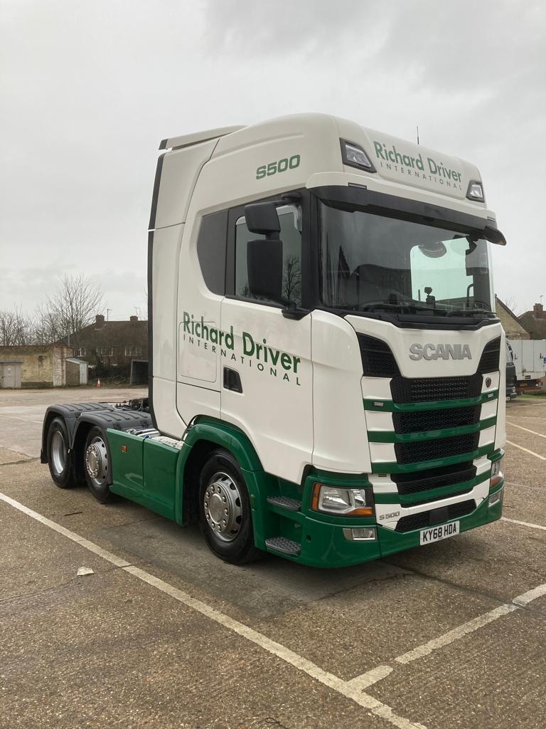 TruckEast's tweet photo. We journey through time with these three trucks, starting off with the Scania 4 Series 124L 420 6X2/2. Then we have the R500 6X2/4 V8 that was recently part-exchanged to make way for the Scania S 500 6X2/2. #TruckEast #Scania #ClassicTruck #124L #R500 #500S #RichardDriver https://t.co/zpXTIDe7Jh