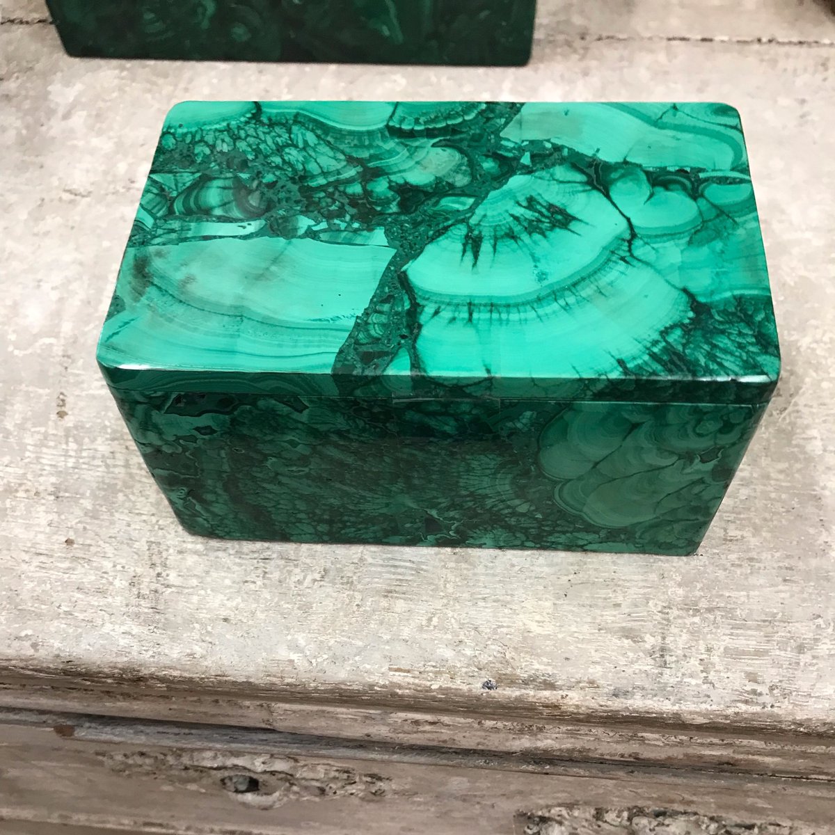 ClutterAntiques's tweet image. Small Malachite Rectangular Box

A small rectangular shaped malachite lidded box. 20th to 21st century.

l8r.it/G2q0

#malachitebox #malachite #clutterantiques #chairish #greendecor
