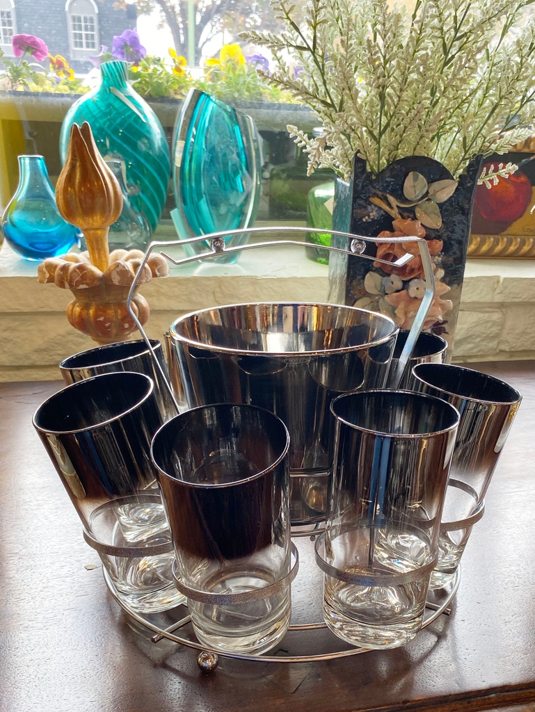 Mid 20th Century Dorothy Thorpe Glassware Set

chairish.com/product/208453…

#dorothythorpe #midcenturybarset #midcenturyglassware #midcenturybarware #midcenturydecor #chiairsh