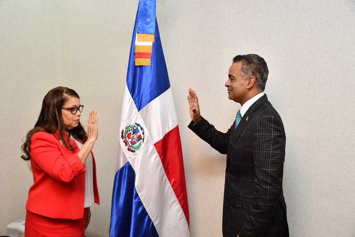 MinpreRD's tweet photo. El ministro de la Presidencia, @joelsantose, juramentó este martes a Digna Reynoso @digna10, como la nueva directora de la Dirección General de @Pasaportesrd. Su designación está contenida en el decreto 15-13, emitido por el presidente Luis Abinader ayer lunes.
1/2🧶 https://t.co/8KnR1Mc7W6