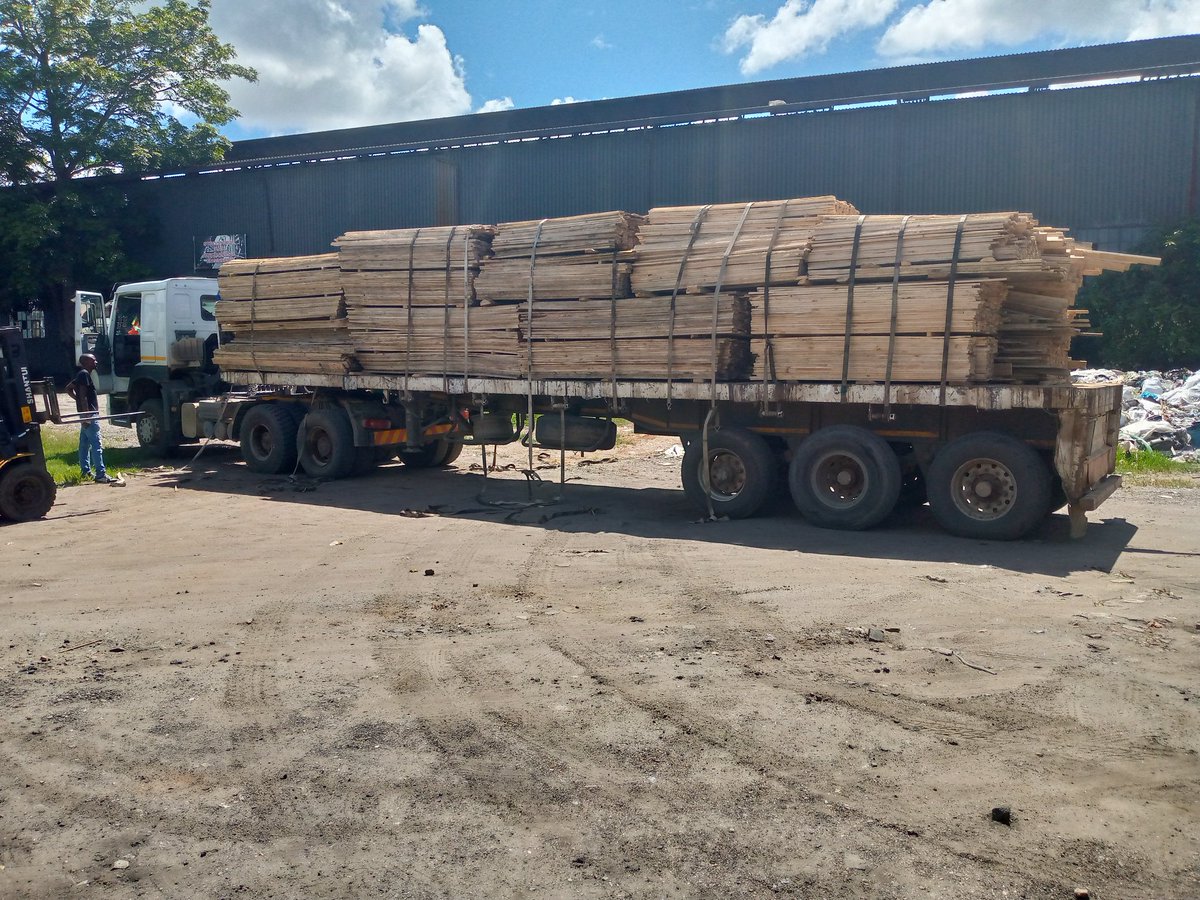 beeshoneycomp's tweet photo. A truckload just for beehives.Ridiculous.🤭 https://t.co/4ddtX7CUno