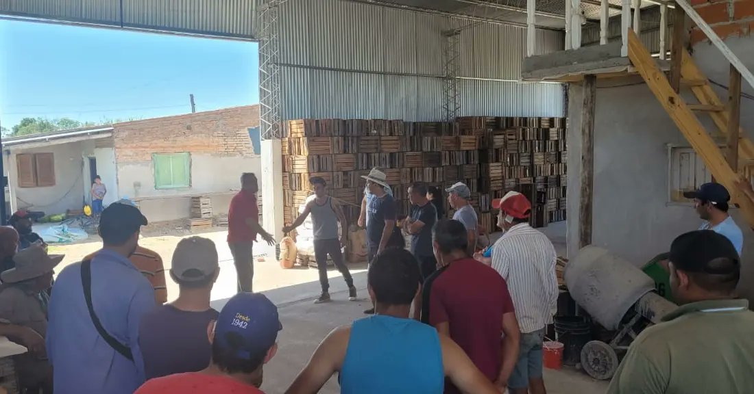 mp_ctes's tweet photo. Relevamiento en #ColoniaProgreso y la #IslaAlta del Departamento Bella Vista. Estas zonas fueron las más afectadas por un tornado 🌪 por lo que el secretario de @AgricyGanaderia Norberto Mórtola quien recorrió las zonas afectadas https://t.co/OTYeAbXsDi