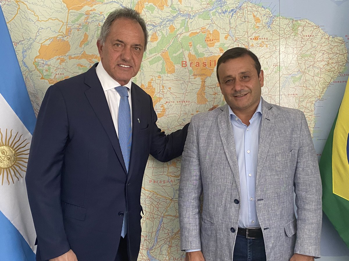 Reunión con el Embajador <a href="/danielscioli/">Daniel Scioli 🇦🇷</a> en el marco del encuentro realizado con empresarios en Casa Rosada con la presencia de los presidentes <a href="/alferdez/">Alberto Fernández</a> y <a href="/LulaOficial/">Lula</a> Sigue)