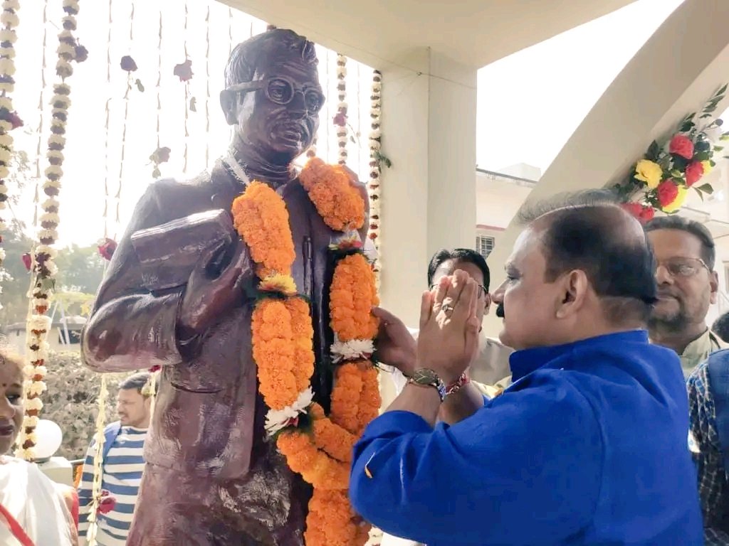 OBCVoice2's tweet photo. जननायक स्व. कर्पूरी ठाकुर जी की जयंती के अवसर पर आज #गढ़वा_झारखंड मे उनकी भव्य प्रतिमा का अनावरण किया गया।
ये नाई समाज का सान –बान और पहचान को आगे बढ़ते दिखाता है।
#जय_कर्पूरी_वादी
#भारतीय_नाई_एकता_समाज_जिंदाबाद 
@PMOIndia
@obc_varag_264 
@ObcVoiceBihar 
@OBCVOICE  
@OBCvoice1 https://t.co/MFI3SyZFXs