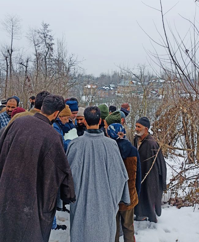 TehsilHerman's tweet photo. A team of Revenue officials from Tehsil Hermain under the supervision of Naib Tehsildar Hermain retrieved 87 kanals of kahcharie land (Survey no. 362,323) in village Kharwara.

@dmshopian 
@SZainapora 
@Informationspn https://t.co/xnebR6i9st