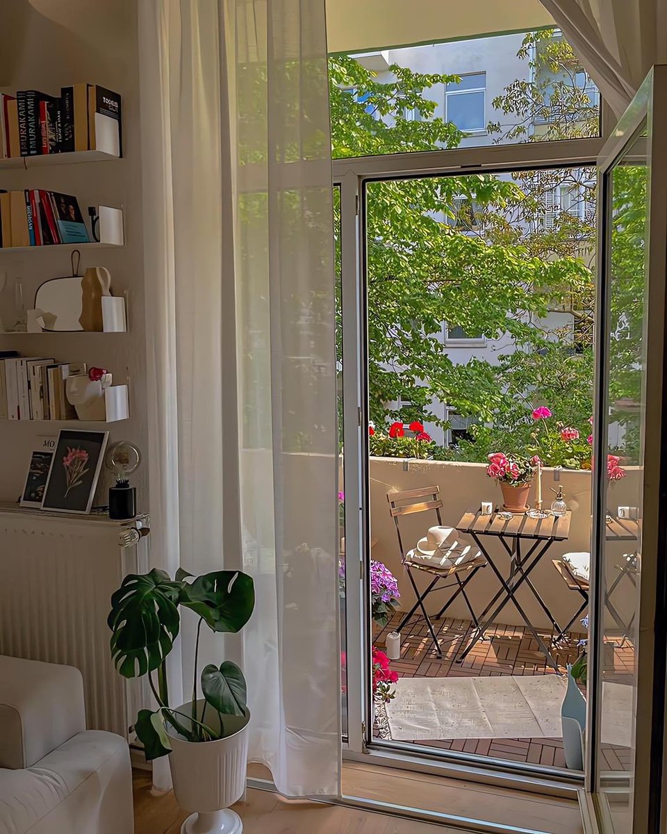 prettiestavenue's tweet photo. apartment with balcony >>>>>> https://t.co/i3ZcNK59lC