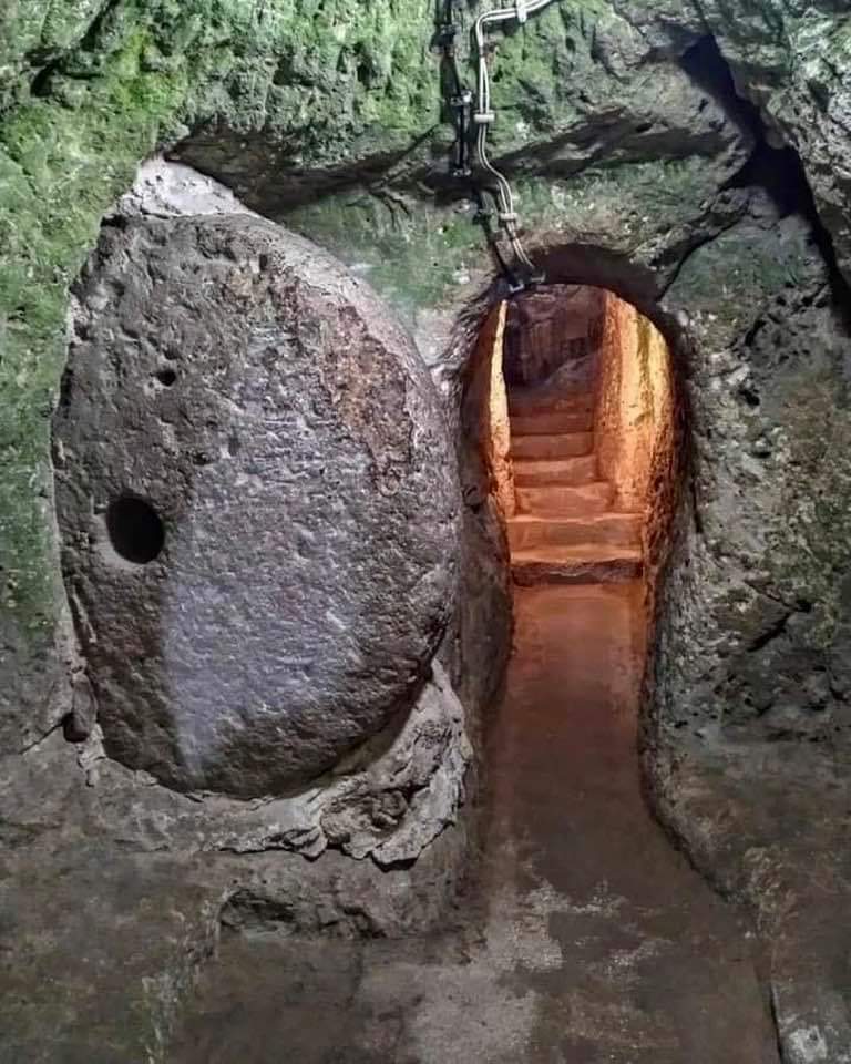 Derinkuyu underground city; an ancient multi-storey underground city extending to a depth of 85m, in Derinkuyu district in Cappadocia region, Türkiye.

Built as a shelter for Christian community to escape from oppression of Roman Empire and Arabs.

#archaeohistories