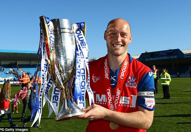 𝐂𝐨𝐦𝐩𝐞𝐭𝐢𝐭𝐢𝐨𝐧 

To celebrate us reaching 1,000 followers on here, we thought we’d do a giveaway.

And it doesn’t get much bigger, we are giving away a SIGNED 2012/13 champions home shirt. 

To win, RT this and follow us! Simple 🤩

#Gills #GFC