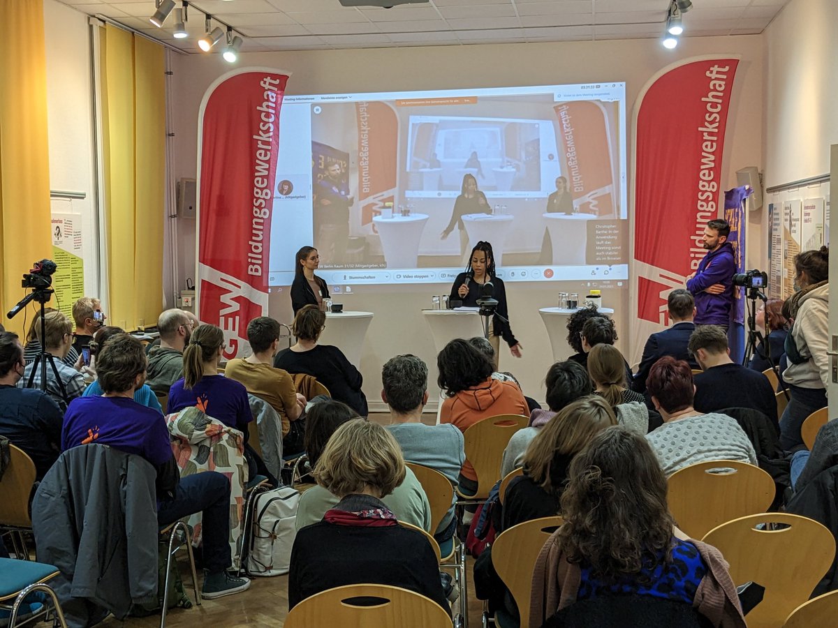 BerlinerBrgerp1's tweet photo. Town Hall Meeting von #SchuleMussAnders &amp; #GEWBerlin zum Thema Lehrkräftemangel in #Berlin gestartet. @schule_anders @GEW_BERLIN #BerlinerBürgerplattformen https://t.co/uHtBjsvJXR