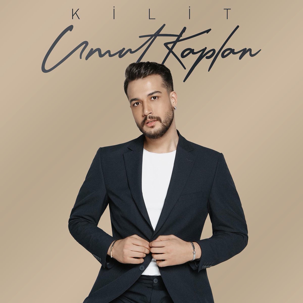 Tüm bu süreçte her anından inanılmaz keyif aldığım ve heyecanla sizlerin beğenisine sunmak için gün saydığım ilk göz ağrım ve sanat hayatımın bir başka adımı olan, 
ilk teklim #KİLİT 27 OCAK CUMA günü 
tüm dijital platformlarda ! #umutkaplan #kilit