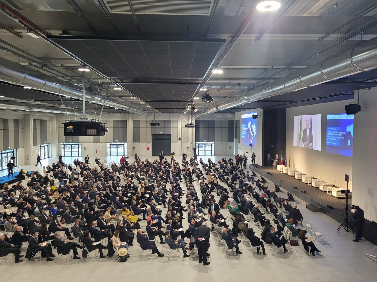 Serbia in Trieste (@srbintrieste) on Twitter photo Console Generale Ivana Stojiljkovic ha partecipato alla conferenza "L' Italia e i Balcani Occidentali: crescita e integrazione" a #Trieste, organizzata da: <a href="/ItalyMFA/">Farnesina 🇮🇹</a> <a href="/Antonio_Tajani/">Antonio Tajani</a>  <a href="/MEF_GOV/">MEF</a> <a href="/Sandra_Savino/">SandraSAVINO</a>  e con la partecipazione dell'Ambasciatore <a href="/gori_luca/">Luca Gori</a>  
🇷🇸🤝🏻🇮🇹 Console Generale Ivana Stojiljkovic ha partecipato alla conferenza "L' Italia e i Balcani Occidentali: crescita e integrazione" a #Trieste, organizzata da: <a href="/ItalyMFA/">Farnesina 🇮🇹</a> <a href="/Antonio_Tajani/">Antonio Tajani</a>  <a href="/MEF_GOV/">MEF</a> <a href="/Sandra_Savino/">SandraSAVINO</a>  e con la partecipazione dell'Ambasciatore <a href="/gori_luca/">Luca Gori</a>  
🇷🇸🤝🏻🇮🇹