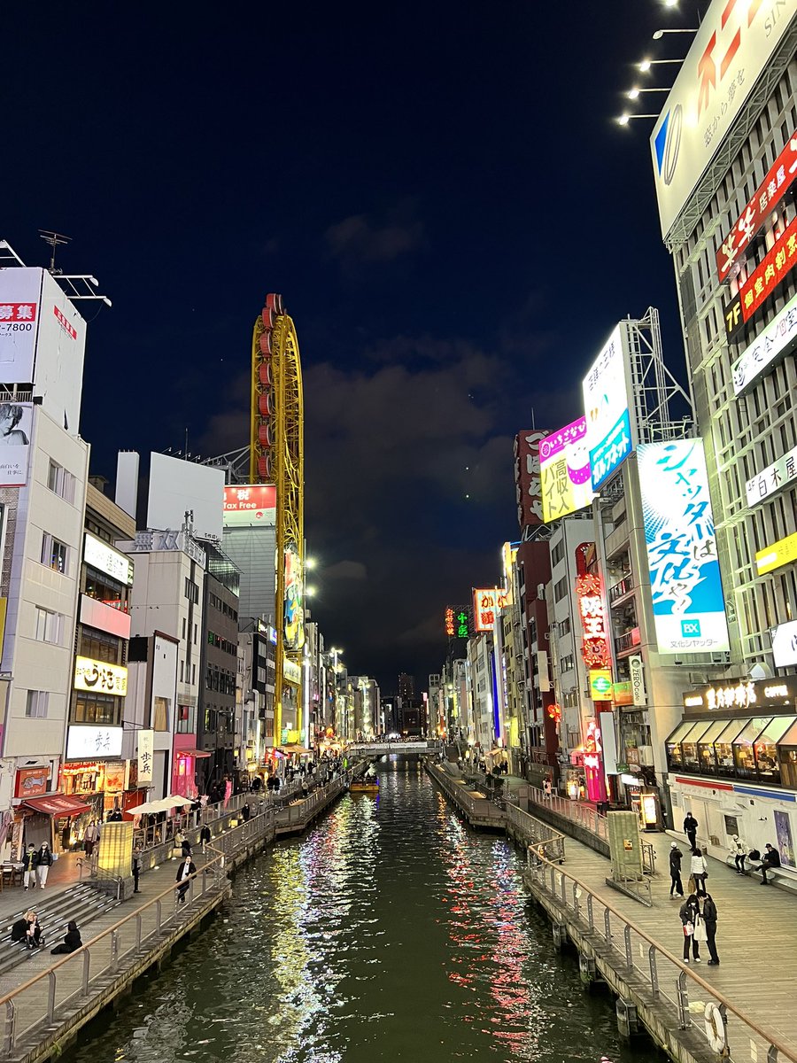 RestoDelMundo13's tweet photo. El corazón de Osaka! Cruzando el canal de Dotonbori llegamos a esta hermosa locura de gente y pantallas LED, un caos perfectamente organizado. Este es “el” lugar para dar la “vueltita de perro”! #osaka #japon #dotonbori #dotonboristreet #dotonboricanal https://t.co/qzR9ROMlH5