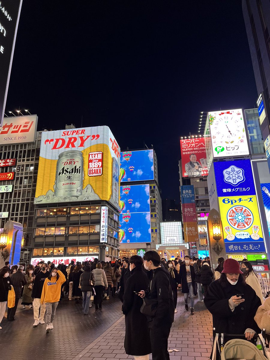 RestoDelMundo13's tweet photo. El corazón de Osaka! Cruzando el canal de Dotonbori llegamos a esta hermosa locura de gente y pantallas LED, un caos perfectamente organizado. Este es “el” lugar para dar la “vueltita de perro”! #osaka #japon #dotonbori #dotonboristreet #dotonboricanal https://t.co/qzR9ROMlH5