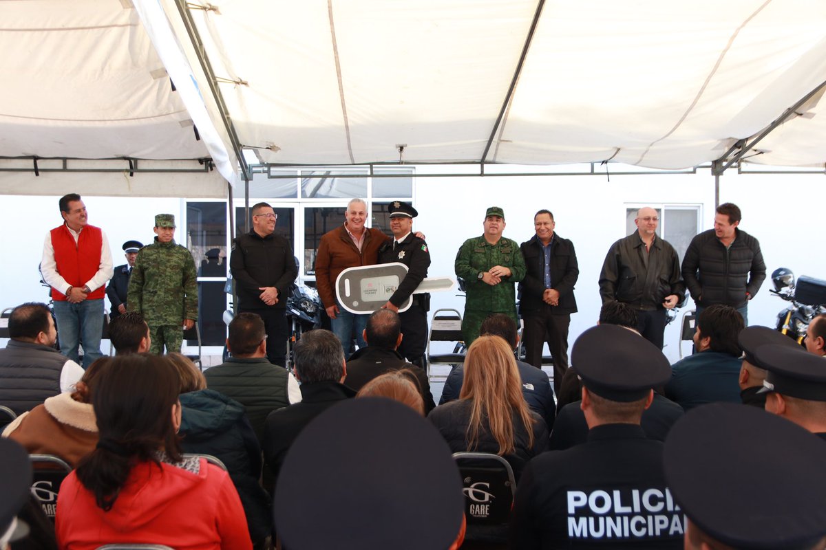Reforzamos la seguridad para mantener tranquilidad y orden 💪 
Hoy acompañe a nuestro Alcalde @romanAlbertoCepeda en la entrega de motocicletas y reconocimientos por antigüedad a la Policía Municipal. 👮‍♂️ 
Gracias por salvaguardar a nuestra ciudad. 
#TorreonSiemprePuede