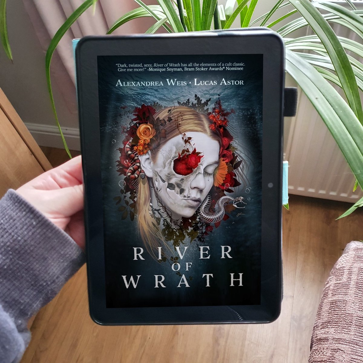 AuthorLozzi's tweet photo. The events within this are just as harrowing as the first. A lot of messes seem to have been swept up, but more and more shocking secrets are gradually unravelled. I can’t wait to read the next. What an ending!

#BookReview #BookTwitter #Book #ReadersofTwitter #RiverofWrath https://t.co/ZMnvnIZjc0