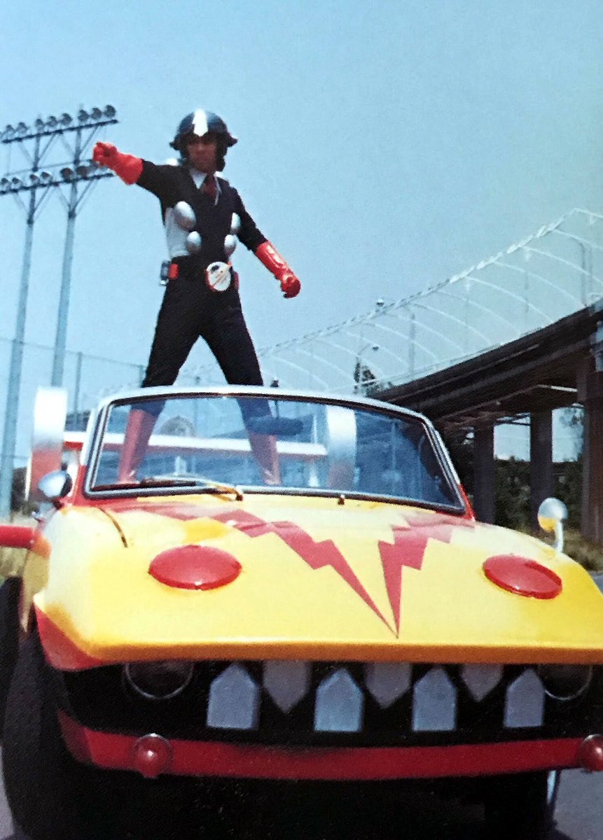 イナズマン」より 万能戦闘車ライジンゴー 設定では犬の脳が