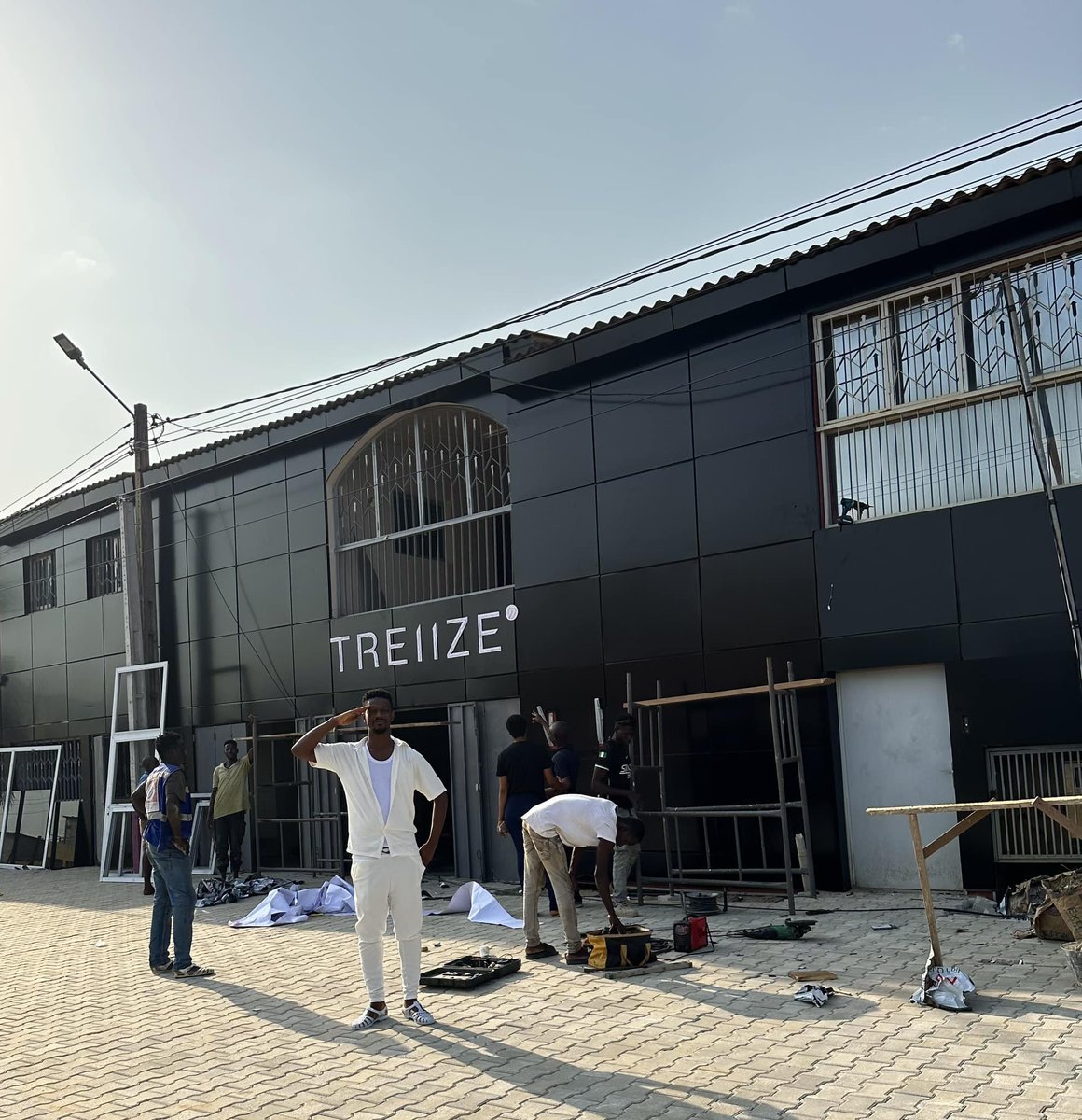 LifeMagazine_CI's tweet photo. #NEWS 🔴 Jonathan Morrison présente LA MAISON NOIRE, le siège social de son "empire", le TREIIZE
L’ouverture officielle est prévue ce lundi 30 Janvier.
" BIENVENUE DANS LE FUTUR "

#lifemagazineci #jonathanmorrison https://t.co/OVKjCiQeQ6