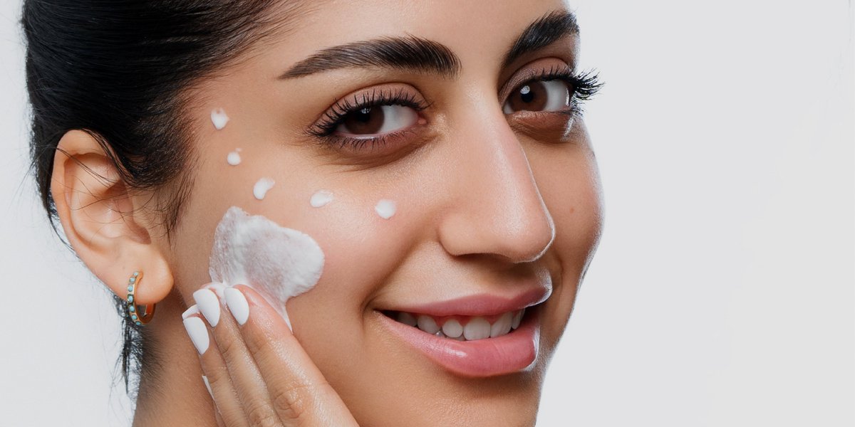 Elioskincare's tweet image. لا تهتمي للوقت، بشرتك بتكون محمية ليلاً ونهاراً مع كريم الترطيب الغني بالفيتامينات من إيليو
#elio #حماية_دائمة

Day or Night should not worry you at all! 
Your skin will be protected 24/7 with #Eleo's multi vitamin Moisturizing Cream