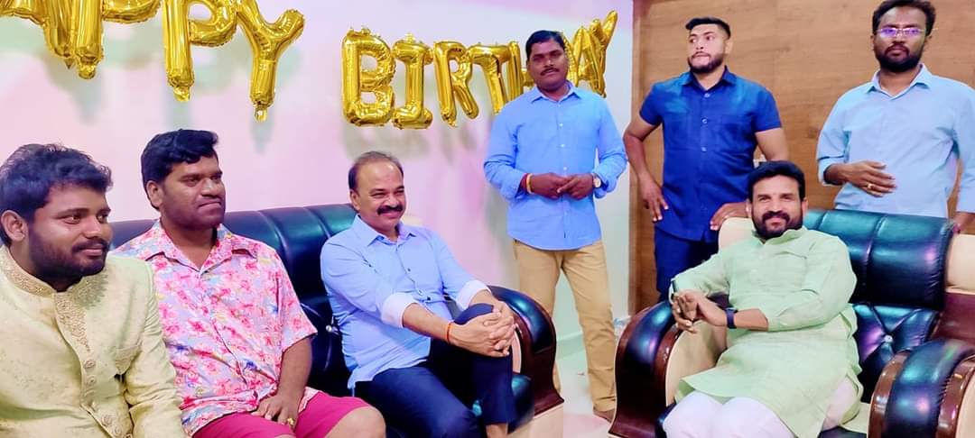 ThandraPravee15's tweet photo. #Today_pic నిత్యం ప్రజలకు అందుబాటులో ఉండే అన్నయ్యలతో https://t.co/gMxKsiz4sy