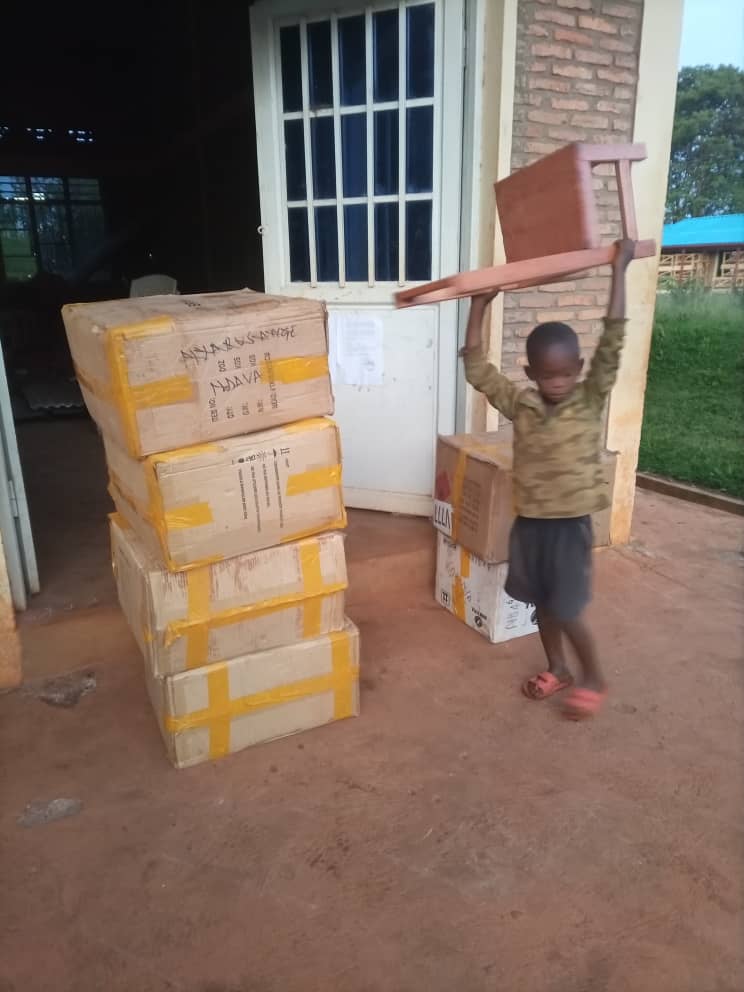 CebulacCt's tweet photo. ON INSTALLE LE #CLAC_NDAVA.

En ce jour du 24 janvier 2023, le #CEBULAC a le plaisir de porter à la connaissance du public de la commune Ndava qu'il vient de décharger audit lieu le matériel pour  installer le CLAC Ndava. 

Vive la lecture; vive la culture https://t.co/loX4HXnmA9
