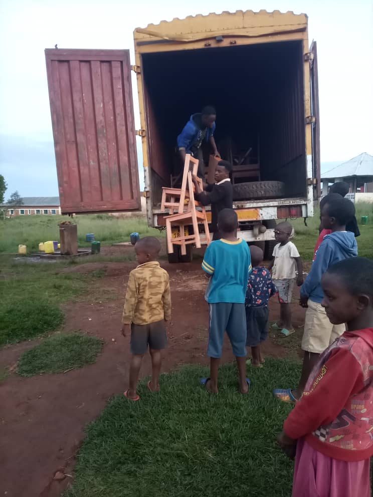 CebulacCt's tweet photo. ON INSTALLE LE #CLAC_NDAVA.

En ce jour du 24 janvier 2023, le #CEBULAC a le plaisir de porter à la connaissance du public de la commune Ndava qu'il vient de décharger audit lieu le matériel pour  installer le CLAC Ndava. 

Vive la lecture; vive la culture https://t.co/loX4HXnmA9