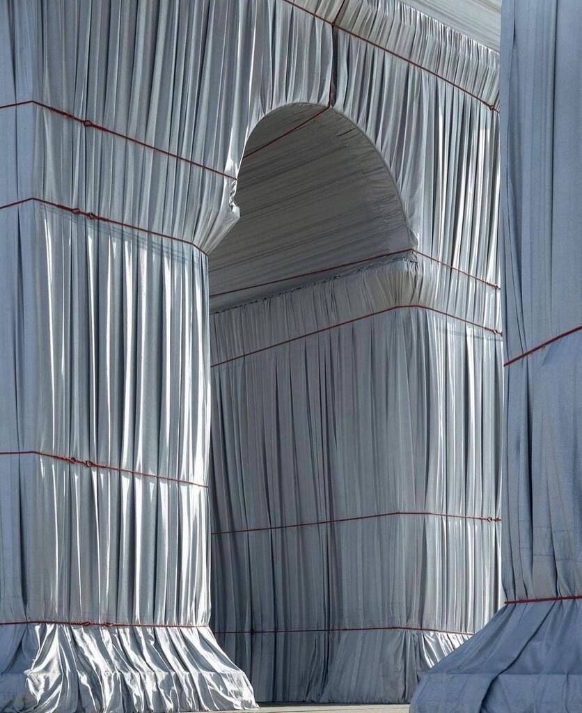 Change that lets us see things from a new PERSPECTIVE. ✨

✍🏻 via @minimalandcontemporary. Christo-Jeanne Claude. #worldofronati 

📷: Yohan Zerdoun instagr.am/p/Cnzl5D1pvQU/