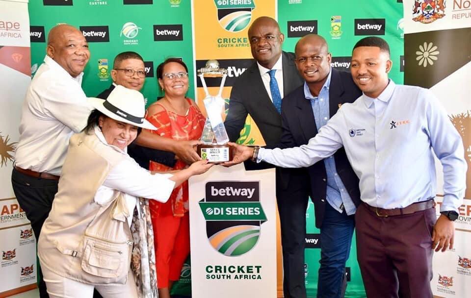 dr_zsaul1's tweet photo. Today we officially  welcomed the ODI Series Trophy at the Diamond Oval. The game between the Proteas and England will take place on the 01 February 2022 at Diamond Oval in Kimberley. Please Northern Cape, especially Kimberley let's fill-up the 9500 Diamond Oval Stadium 💥💥💥 https://t.co/y0oxIbcmIp