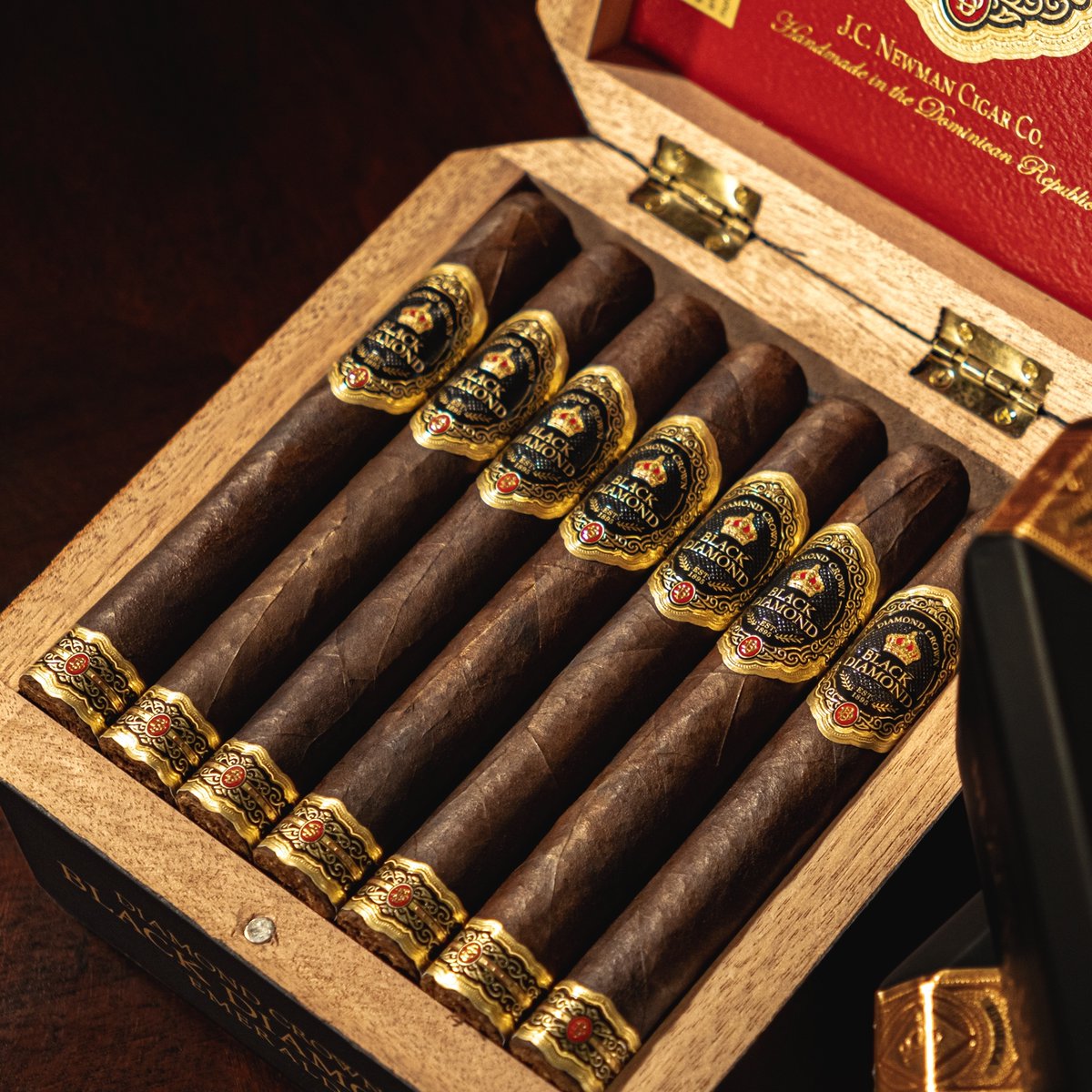 JCNewmanCigars's tweet photo. Our Diamond Crown Black Diamond Cigar was recently named #25 on @Halfwheel's Top 25 Cigars of 2022 and also #22 on Halfwheel's The Consensus!
#halfwheel #TheConsensus #top25 #top25cigarsof2022 #blackdiamond #diamondcrown #premiumcigars #jcnewman #jcnewmancigars #jcnewmancigarco https://t.co/ba65F3oLOm