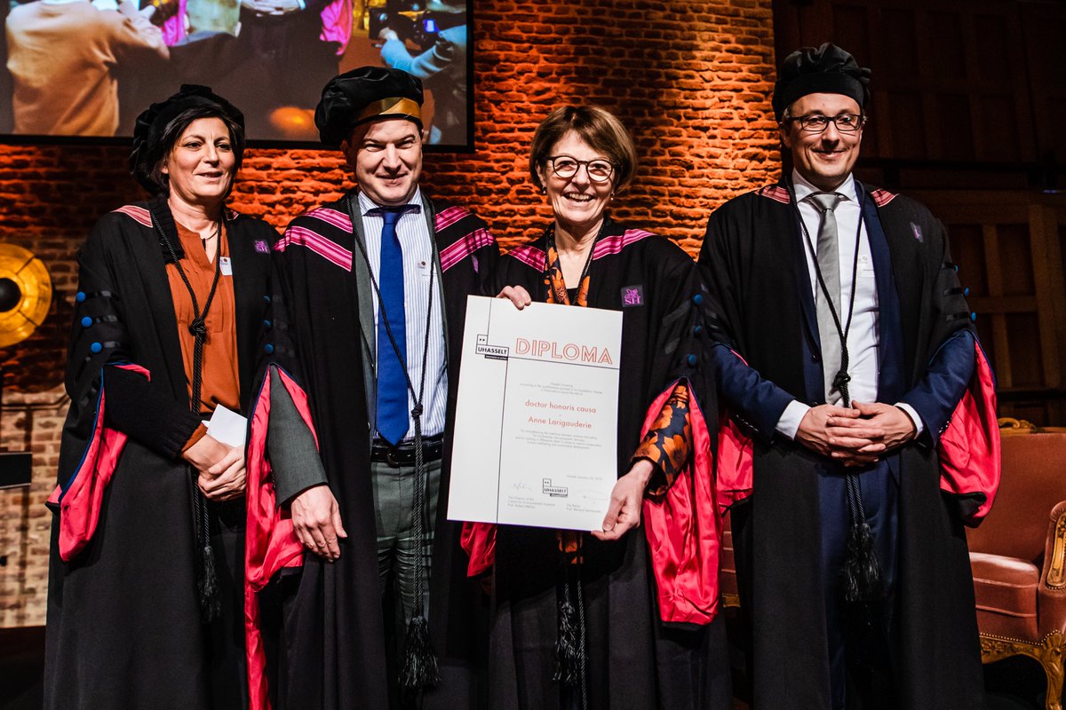uhasselt's tweet photo. Jarig @CMK_Uhasselt reikt eredoctoraat uit aan Anne Larigauderie (@IPBES). CMK bestaat 25 jaar en eert met eredoctoraat de biodiversiteitsexperte voor haar baanbrekende werk en belang dat ze, net als CMK, hecht aan biodiversiteit en duurzame ontwikkeling. https://t.co/fL8dzugsnp https://t.co/ywy1PvLLyG