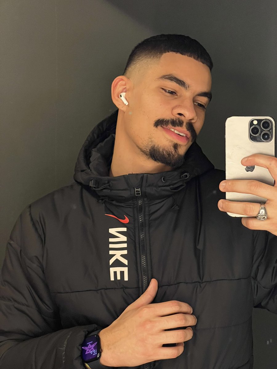 A fresh haircut 💈✨🔥 What do you think?
.
.
.
.
.
#nikesocks #gay #kiffeur #airmax #gayfeet #gayfoot #malefeet #malefoot #gaysocks #gaysneaker #kiffeurtn #whitesox #gayfetish #skets #niketn