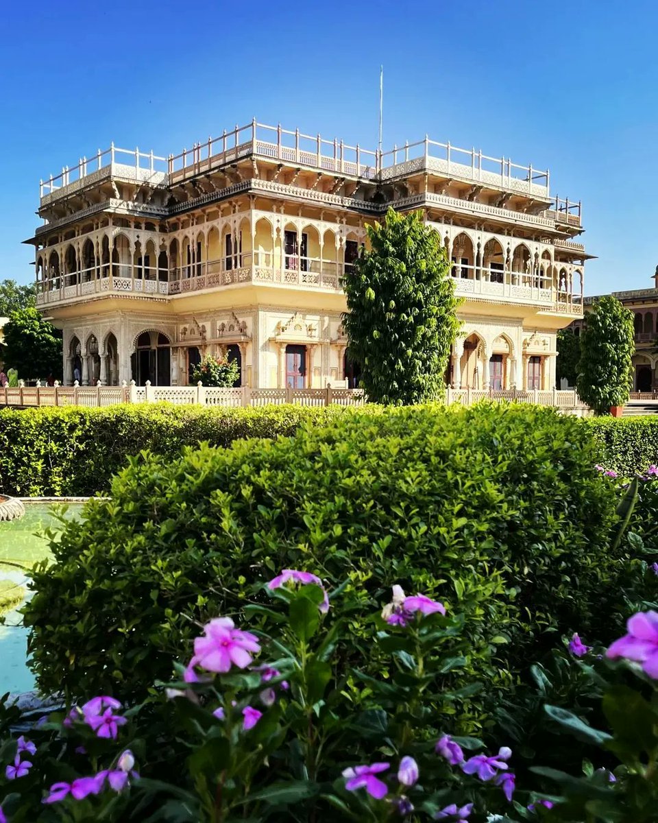 Beautiful blooms set against the backdrop of #TheCityPalaceJaipur 
#MustVisit