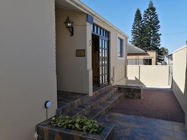 5_onJameson's tweet image. Be a part of Queen Royal by staying at the 5 On Jameson Guesthouse, where modern luxury is infused into every aspect of the experience.

The serene surrounding will add to your relaxation here.

We ensure you have ample space to relax. #amplespace
#stayWithUs