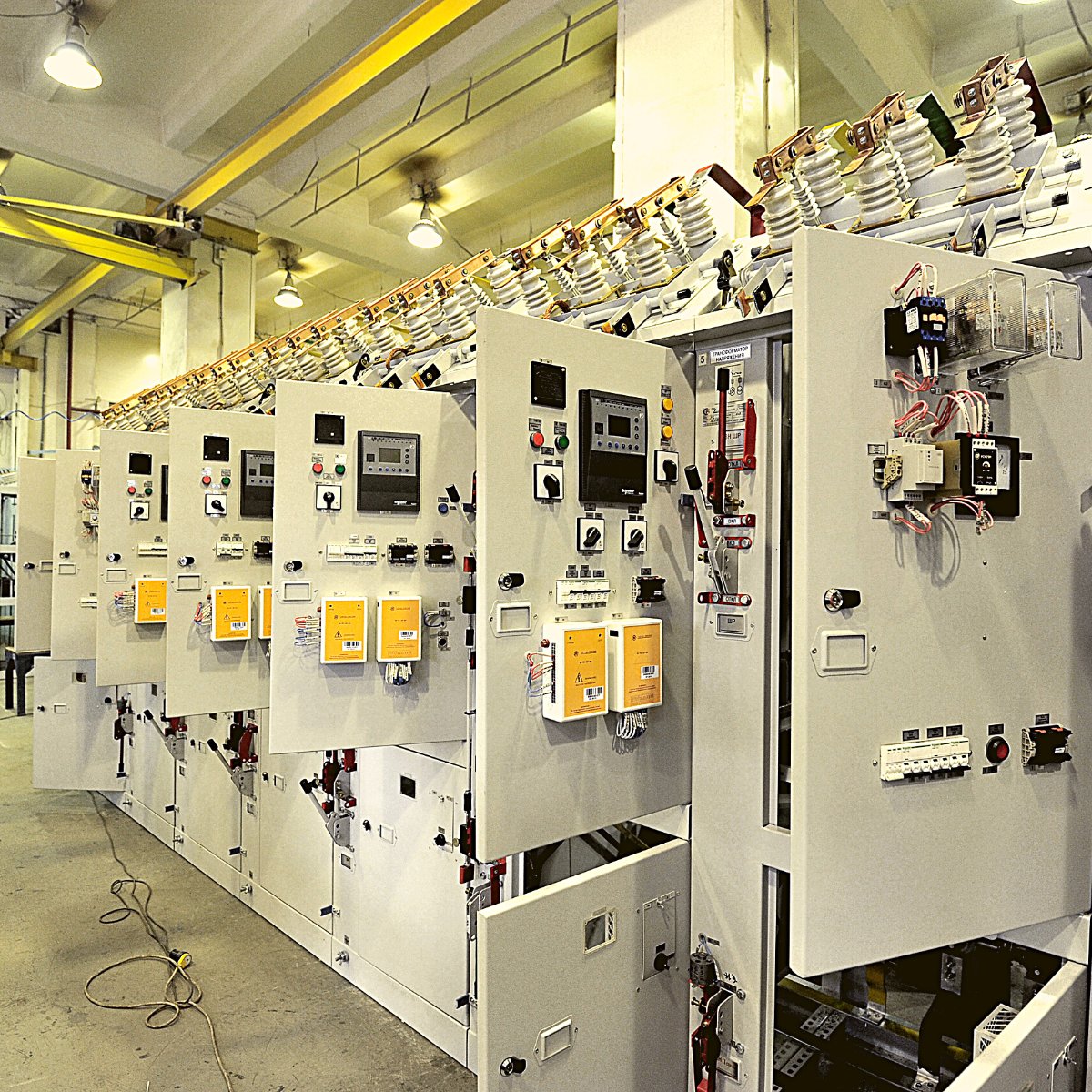 Betreiber von elektrischen Anlagen können die Betriebssicherheit überprüfen und bewerten, indem sie regelmäßige Inspektionen und Wartungsarbeiten durchführen, ein Sicherheitsmanagement-System implementieren und geltende Gesetze und Vorschriften beachten. #Betriebssicherheit